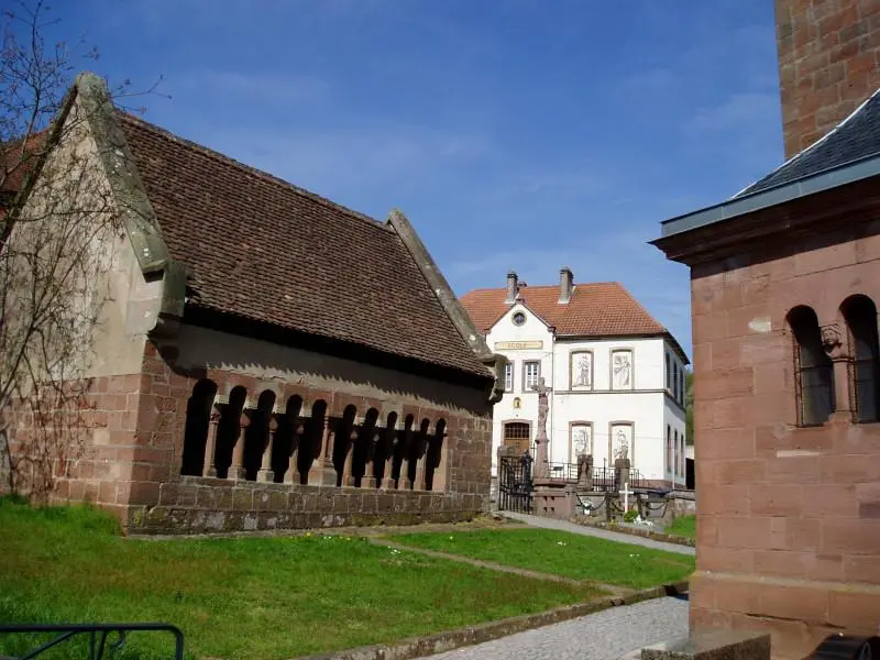 Foto von Ossuar in der Nähe der Kirche - Auteur inconnu - © Creative Commons (https://creativecommons.org/licenses/by-sa/4.0/deed.fr)