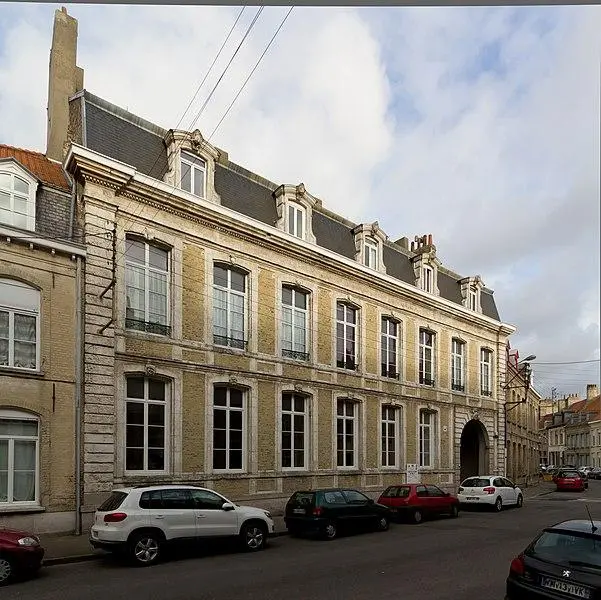 Foto de Edificio - Elke Wetzig - © Creative Commons (https://creativecommons.org/licenses/by-sa/4.0/deed.fr)