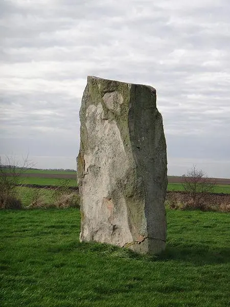 Picture of Menhir says the devil's stone - Leroypy - © Creative Commons (https://creativecommons.org/licenses/by-sa/4.0/deed.fr)