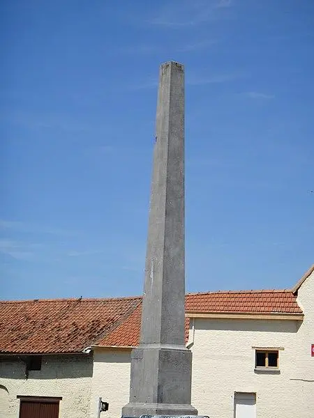 Foto von Gedenkpyramide der Schlacht von Häain - Leroypy - © Creative Commons (https://creativecommons.org/licenses/by-sa/4.0/deed.fr)