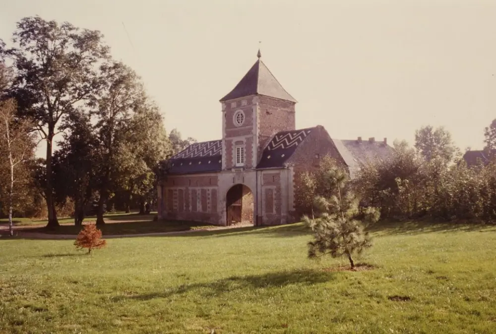 Foto di Castello e fattoria dall'alto - POP Plateforme Ouverte du Patrimoine / Base Mérimée - © Ministère de la Culture (France), Médiathèque du patrimoine et de la photographie, tous droits réservés