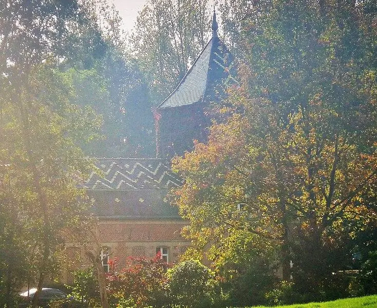Foto von Schloss und Farm von oben - PIERRE ANDRE LECLERCQ - © Creative Commons (https://creativecommons.org/licenses/by-sa/4.0/deed.fr)
