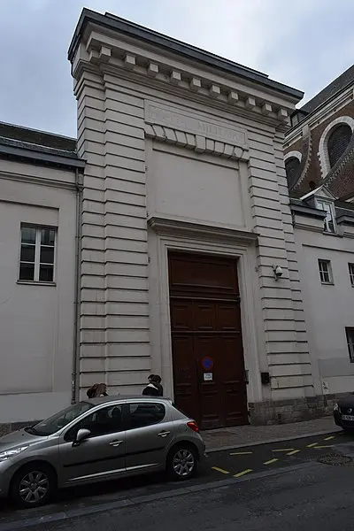Foto von Scive Military Hospital, ehemaliges Jesuit College - Jean Housen - © Creative Commons (https://creativecommons.org/licenses/by-sa/4.0/deed.fr)