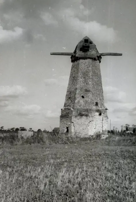 Foto von Windmühle dit Moulin Regost oder Homesine - POP Plateforme Ouverte du Patrimoine / Base Mérimée - © Ministère de la Culture (France), Médiathèque du patrimoine et de la photographie, Tous droits réservés 