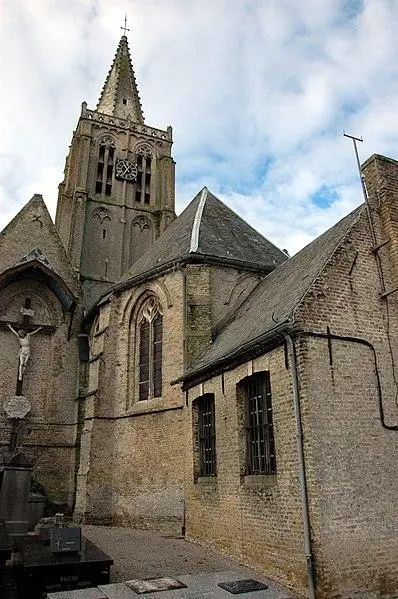 Foto von Kirche und Friedhof, die es umgeben - Reprocessed - © Creative Commons (https://creativecommons.org/licenses/by-sa/4.0/deed.fr)