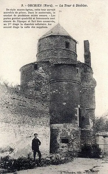 Foto de Los demonios giran - A. Deflandre (éditeur à Hautmont) - © Creative Commons (https://creativecommons.org/licenses/by-sa/4.0/deed.fr)