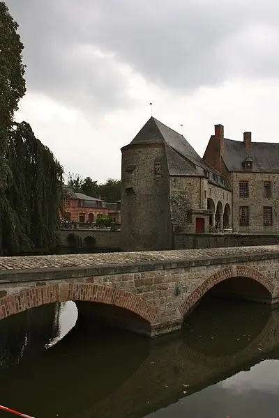 Foto di Castello e la sua cappella - Chatsam - © Creative Commons (https://creativecommons.org/licenses/by-sa/4.0/deed.fr)