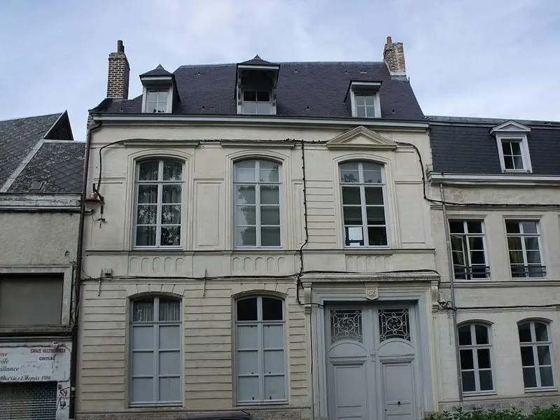 Foto von Hotel Floréal, auch bekannt als Hôtel de Desfontaine de Fresnoy - Alex59300 - © Creative Commons (https://creativecommons.org/licenses/by-sa/4.0/deed.fr)