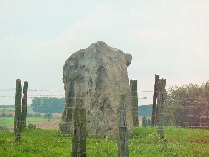 Foto von Menhir sagt, der große Sandstein oder den Montfort -Sandstein - Pierre André Leclercq (1945–) Autres noms PIERRE A - © Creative Commons (https://creativecommons.org/licenses/by-sa/4.0/deed.fr)