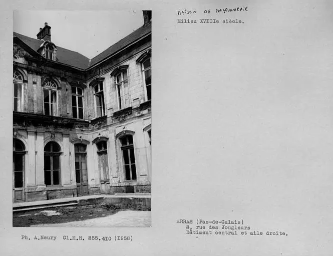 Foto de El ex hotel del primer presidente del Consejo Provincial de Artois, actualmente llamado Hôtel de Guînes - POP Plateforme Ouverte du Patrimoine / Base Mérimée - © Ministère de la Culture (France), Médiathèque du patrimoine et de la photographie, Centre de recherches sur les Monuments historiques (CRMH), diffusion GrandPalaisRmn Photo