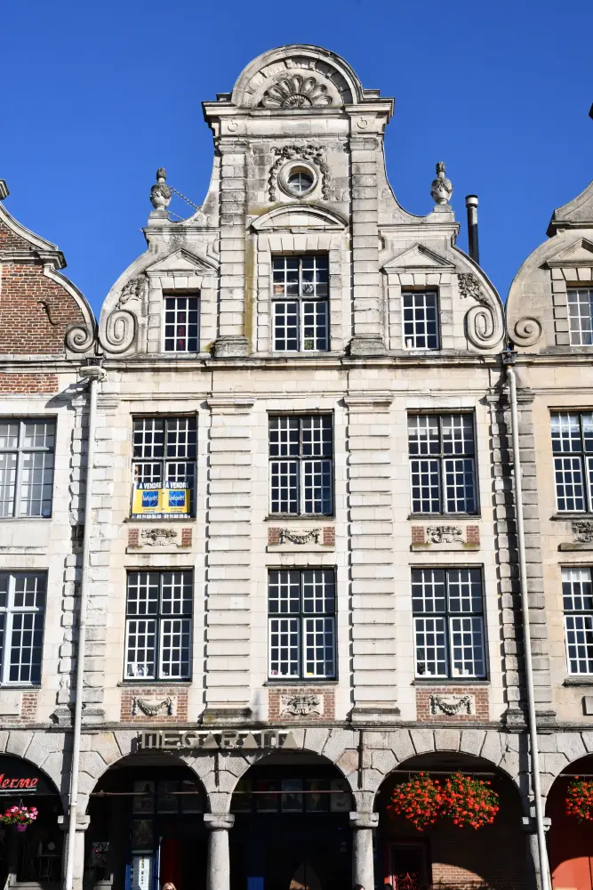 Foto de Edificio - Sous licence Creative Commons (https://creativecommons.org/licenses/by-sa/4.0/deed.fr) - Par Concierge.2C - © Creative Commons (https://creativecommons.org/licenses/by-sa/4.0/deed.fr)