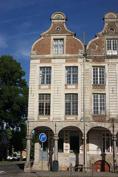 Foto de Edificio - Maxence Jeanjean - © Creative Commons (https://creativecommons.org/licenses/by-sa/4.0/deed.fr)