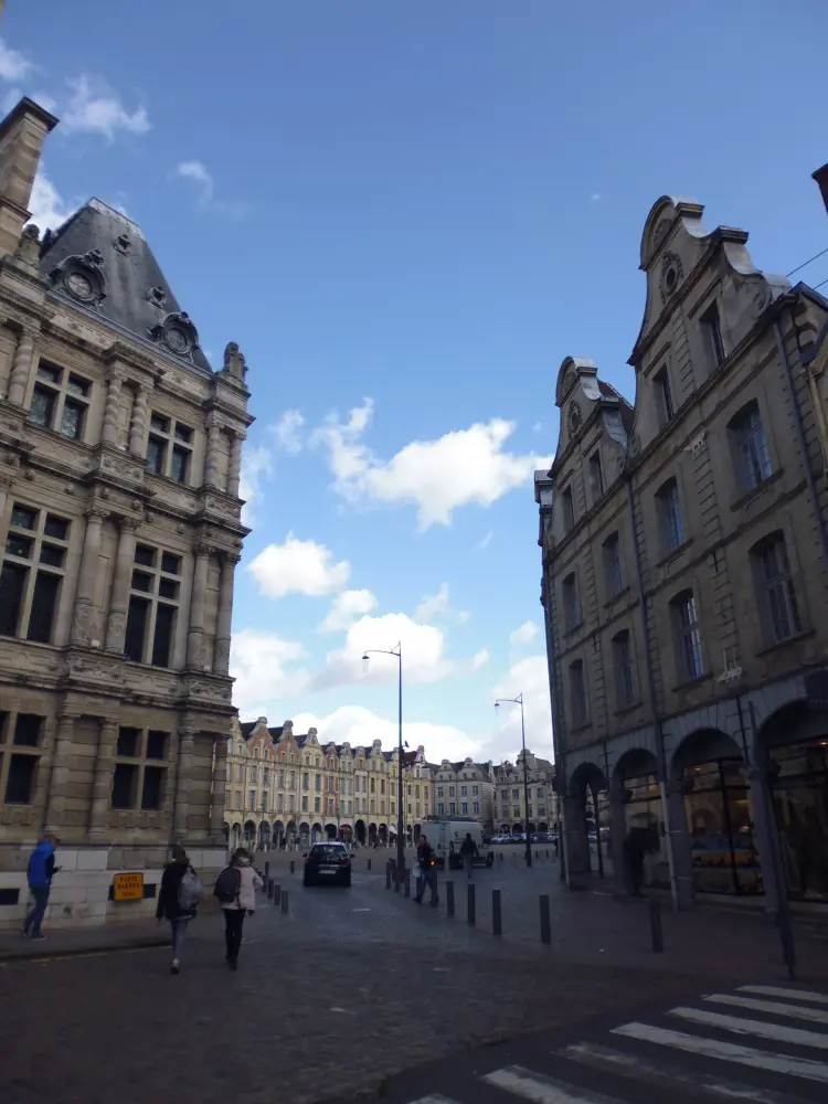 Foto di Edificio - Sous licence Creative Commons (https://creativecommons.org/licenses/by-sa/4.0/deed.fr) - Par Embedded Data Bot - © Creative Commons (https://creativecommons.org/licenses/by-sa/4.0/deed.fr)