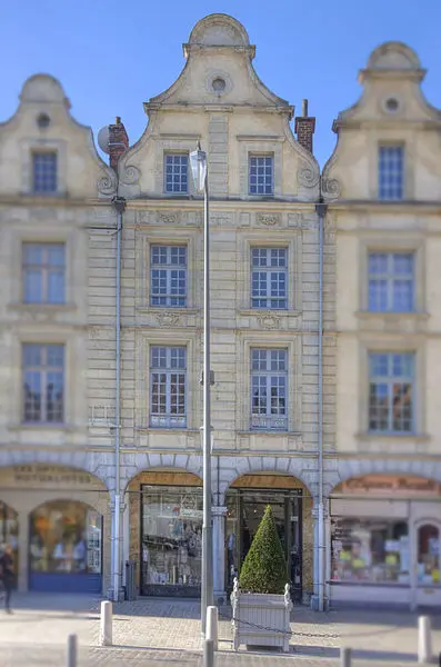 Foto di Edificio - Pir6mon - © Creative Commons (https://creativecommons.org/licenses/by-sa/4.0/deed.fr)