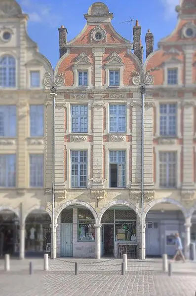 Foto de Edificio - Pir6mon - © Creative Commons (https://creativecommons.org/licenses/by-sa/4.0/deed.fr)