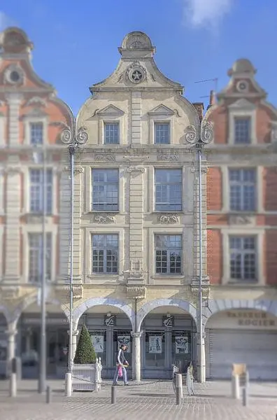 Foto de Edificio - Pir6mon - © Creative Commons (https://creativecommons.org/licenses/by-sa/4.0/deed.fr)