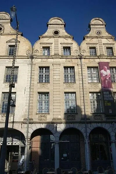 Foto de Edificio - Maxence Jeanjean - © Creative Commons (https://creativecommons.org/licenses/by-sa/4.0/deed.fr)