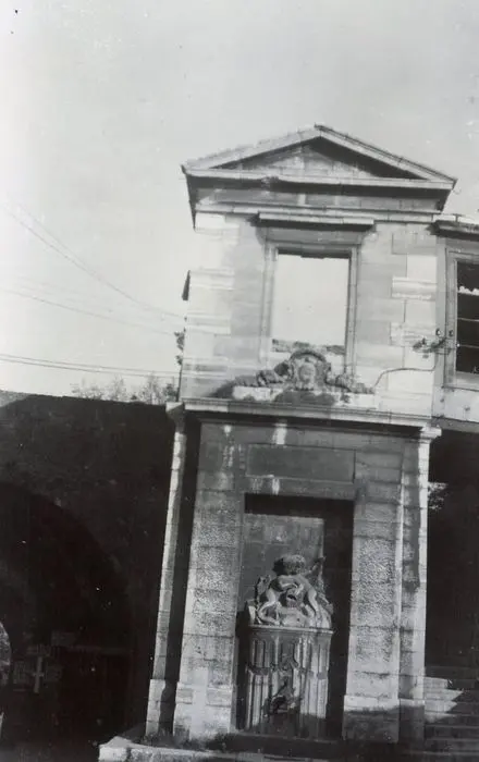 Foto di Louis XVI Fountain and Pavilion, dietro la porta di Gayole, nella città intramurale superiore - POP Plateforme Ouverte du Patrimoine / Base Mérimée - © Ministère de la Culture (France), Médiathèque du patrimoine et de la photographie, tous droits réservés