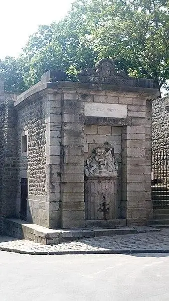 Foto von Louis XVI. Brunnen und Pavillon hinter der Gayole -Tür in der oberen intramuralen Stadt - Leroypy - © Creative Commons (https://creativecommons.org/licenses/by-sa/4.0/deed.fr)