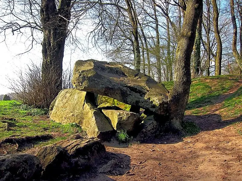 Foto de Dolmen la mesa de hadas - Velvet - © Creative Commons (https://creativecommons.org/licenses/by-sa/4.0/deed.fr)