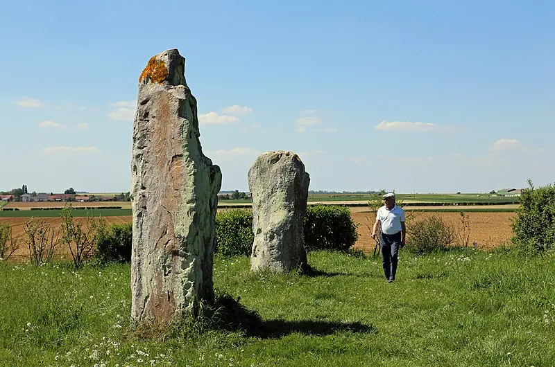 Foto di Menhir dice pietre gemelle - Marc Ryckaert - © Creative Commons (https://creativecommons.org/licenses/by-sa/4.0/deed.fr)