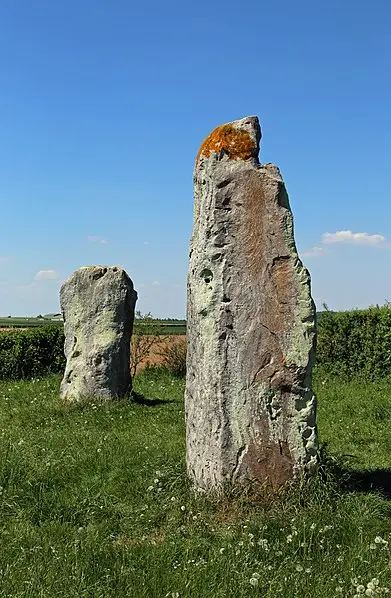 Foto di Menhir dice pietre gemelle - Marc Ryckaert - © Creative Commons (https://creativecommons.org/licenses/by-sa/4.0/deed.fr)