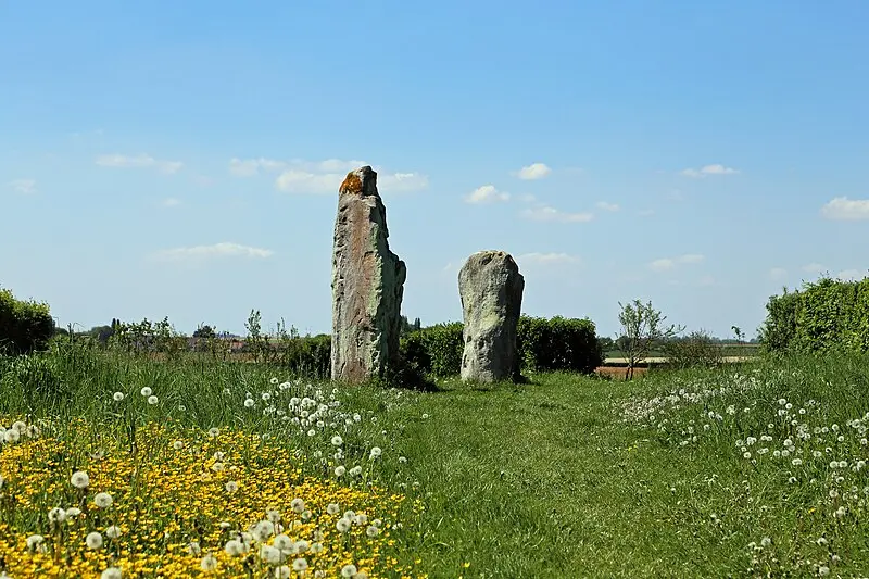 Foto di Menhir dice pietre gemelle - Marc Ryckaert - © Creative Commons (https://creativecommons.org/licenses/by-sa/4.0/deed.fr)