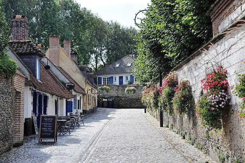 Foto de Casas respaldadas por viejas murallas - Felouch Kotek - © Creative Commons (https://creativecommons.org/licenses/by-sa/4.0/deed.fr)