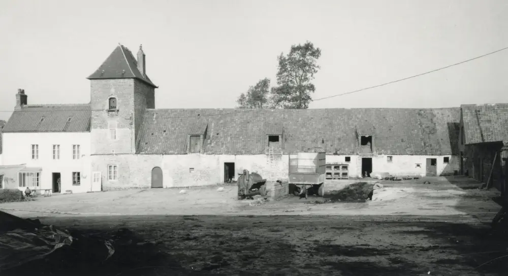 Foto von Beduuâtre Farm und Lage der alten Burg - POP Plateforme Ouverte du Patrimoine / Base Mérimée - © Ministère de la Culture (France), Médiathèque du patrimoine et de la photographie, Tous droits réservés 