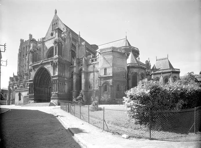 Foto von Collegiate Church, dann Notre-Dame-Kathedrale, derzeit Notre-Dame Parish Church - POP Plateforme Ouverte du Patrimoine / Base Mérimée - © Ministère de la Culture (France), Médiathèque du patrimoine et de la photographie, diffusion RMN-GP