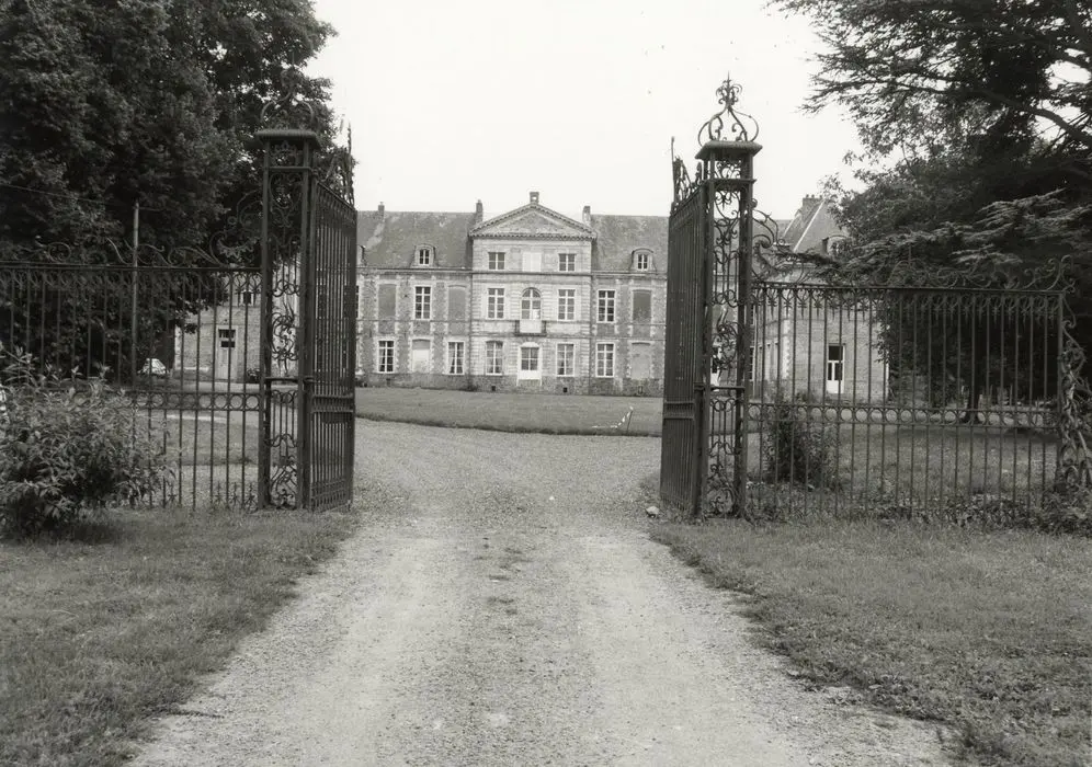 Foto di Castello - POP Plateforme Ouverte du Patrimoine / Base Mérimée - © Ministère de la Culture (France), Médiathèque du patrimoine et de la photographie, Tous droits réservés 