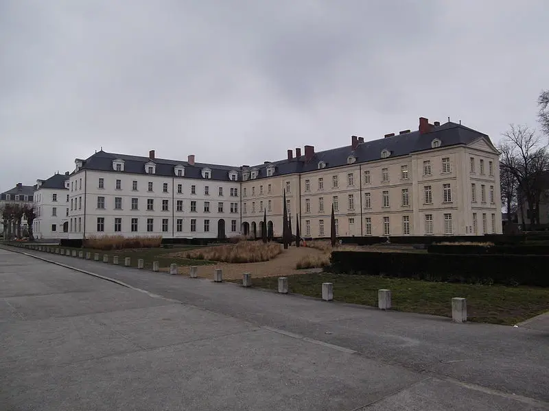 Foto de Ex Convento de Ursulina de los Davrays o Old Rohan Barracks - Martoss8 - © Creative Commons (https://creativecommons.org/licenses/by-sa/4.0/deed.fr)