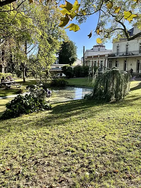 Foto von Gebäude, ehemaliges Massion Manual Hotel - JadeRacoon - © Creative Commons (https://creativecommons.org/licenses/by-sa/4.0/deed.fr)