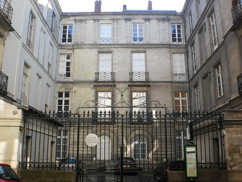 Foto de Edificio del curso de Cambronne - Rehtse - © Creative Commons (https://creativecommons.org/licenses/by-sa/4.0/deed.fr)