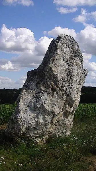 Foto de Menhir - Adam Bishop - © Creative Commons (https://creativecommons.org/licenses/by-sa/4.0/deed.fr)