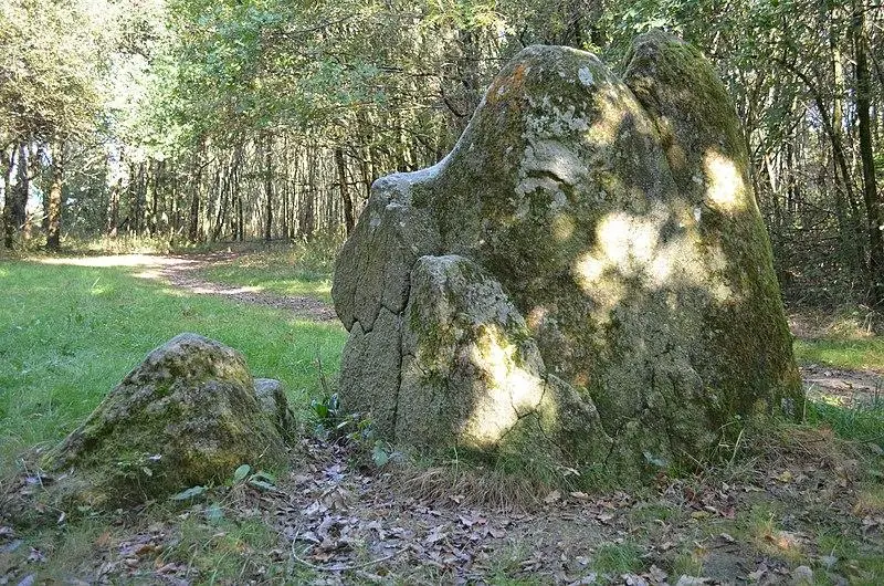 Foto de Menhirs (dos) - Selbymay - © Creative Commons (https://creativecommons.org/licenses/by-sa/4.0/deed.fr)