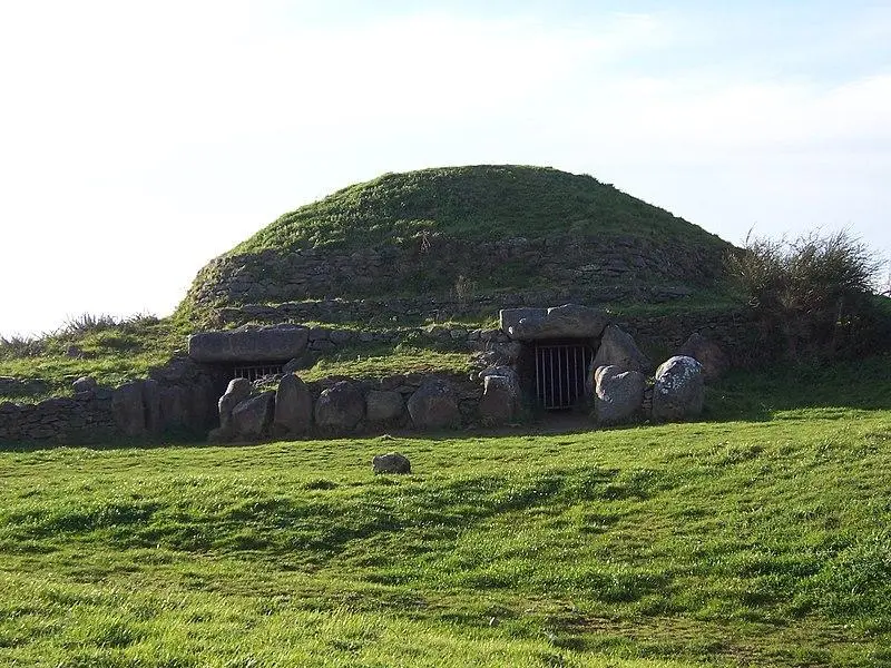 Foto de Dolmen bajo tumulus, en el lugar de disignac - Original téléversé par Aeleftherios sur Wikipédia - © Creative Commons (https://creativecommons.org/licenses/by-sa/4.0/deed.fr)