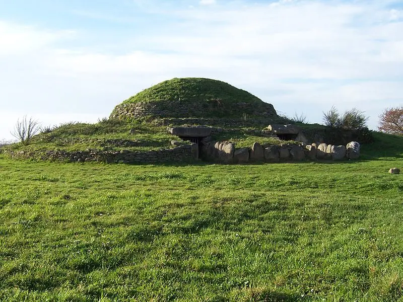 Foto di Dolmen sotto Tumulus, al posto di dissigac - The original uploader was Aeleftherios at French W - © Creative Commons (https://creativecommons.org/licenses/by-sa/4.0/deed.fr)