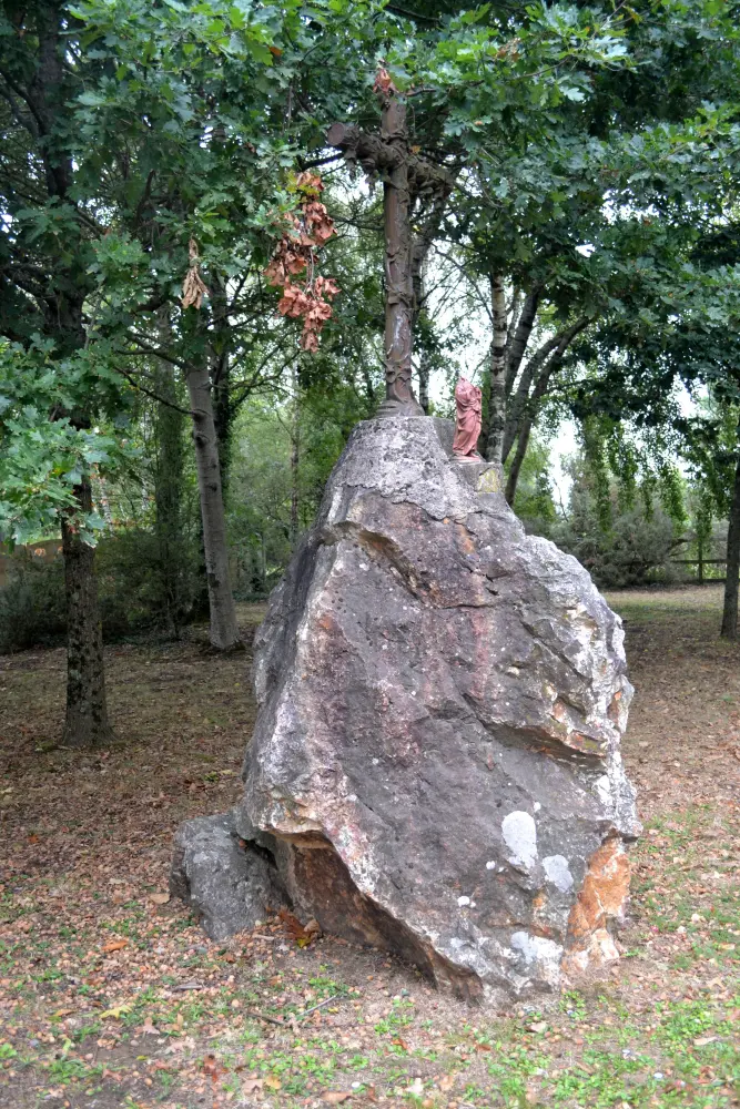 Foto di Menhir des Faux - Sous licence Creative Commons (https://creativecommons.org/licenses/by-sa/4.0/deed.fr) - Par Liberliger - © Creative Commons (https://creativecommons.org/licenses/by-sa/4.0/deed.fr)