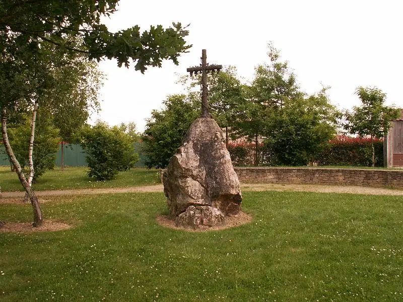 Foto de Menhir des Faux - Didier POINTEAU - © Creative Commons (https://creativecommons.org/licenses/by-sa/4.0/deed.fr)