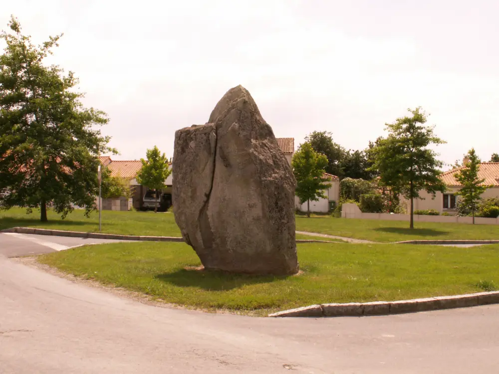 Foto de Menhir dit de Haute -land - Sous licence Creative Commons (https://creativecommons.org/licenses/by-sa/4.0/deed.fr) - Par Didier POINTEAU - © Creative Commons (https://creativecommons.org/licenses/by-sa/4.0/deed.fr)