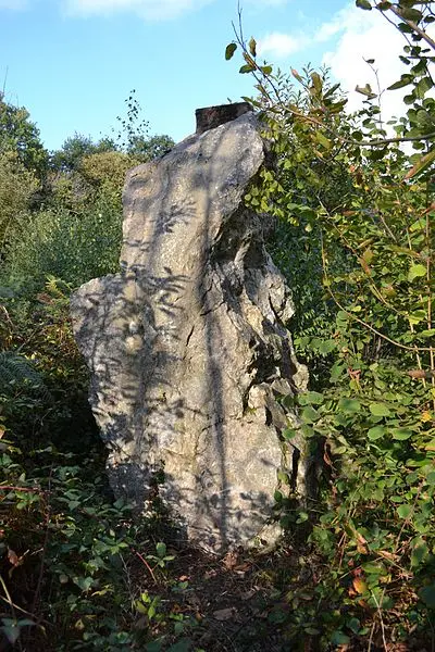 Foto de Menhir dice la piedra que gira - Liberliger - © Creative Commons (https://creativecommons.org/licenses/by-sa/4.0/deed.fr)