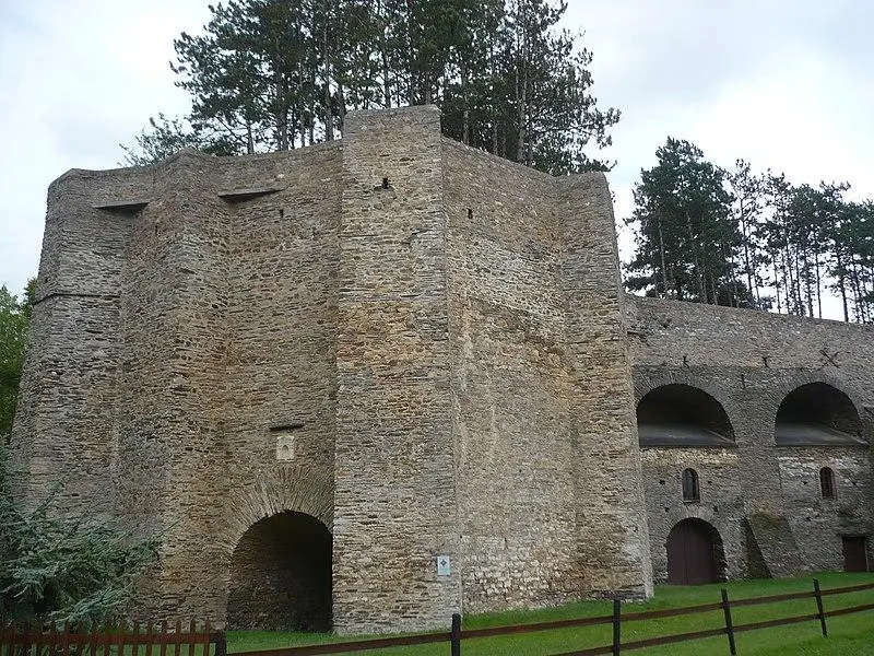 Foto von Limettenöfen aus dem Veurière und Zugangsrampe - Romain Bréget - © Creative Commons (https://creativecommons.org/licenses/by-sa/4.0/deed.fr)