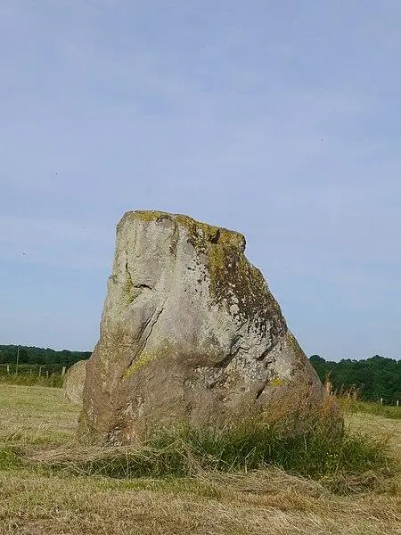 Foto di Menhir dice la pietra in piedi - Simon de l'Ouest - © Creative Commons (https://creativecommons.org/licenses/by-sa/4.0/deed.fr)