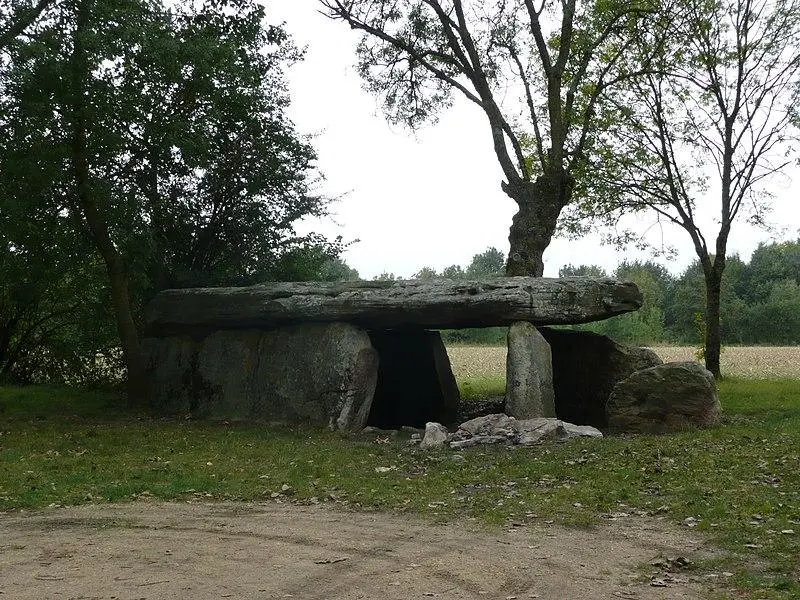 Foto von Dolmen von Cesée Stone - Kormin - © Creative Commons (https://creativecommons.org/licenses/by-sa/4.0/deed.fr)