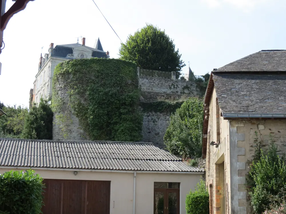 Picture of Castle (remains) - Sous licence Creative Commons (https://creativecommons.org/licenses/by-sa/4.0/deed.fr) - Par Kormin - © Creative Commons (https://creativecommons.org/licenses/by-sa/4.0/deed.fr)