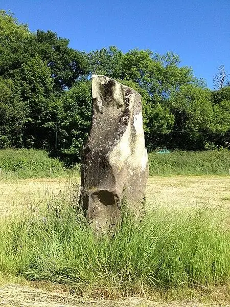 Picture of Menhir - Simon de l'Ouest - © Creative Commons (https://creativecommons.org/licenses/by-sa/4.0/deed.fr)