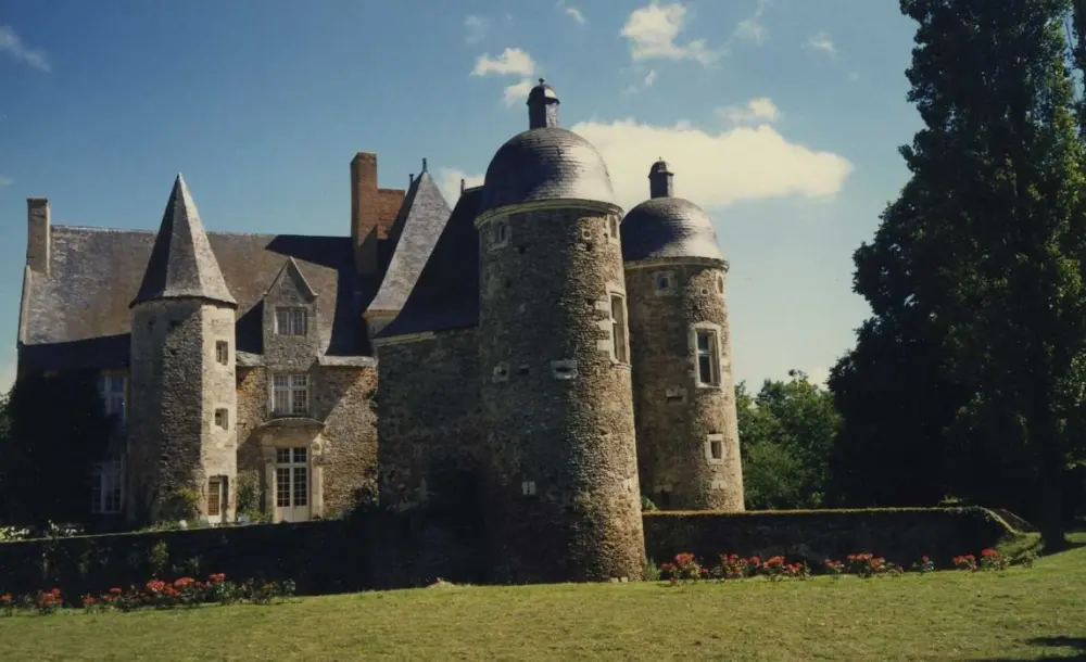 Foto di Château de l'Escoublère e sta bene - POP Plateforme Ouverte du Patrimoine / Base Mérimée - © Ministère de la Culture (France), Médiathèque du patrimoine et de la photographie, diffusion RMN-GP