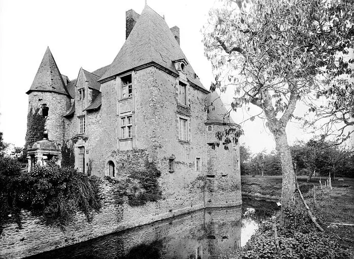 Foto di Château de l'Escoublère e sta bene - POP Plateforme Ouverte du Patrimoine / Base Mérimée - © Ministère de la Culture (France), Médiathèque du patrimoine et de la photographie, diffusion RMN-GP