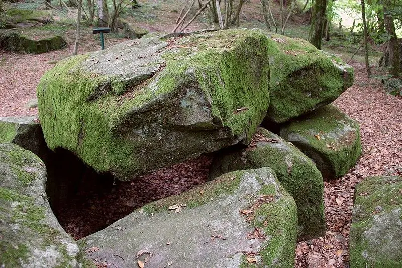 Foto von Dolmen des Rochers - Pymouss - © Creative Commons (https://creativecommons.org/licenses/by-sa/4.0/deed.fr)